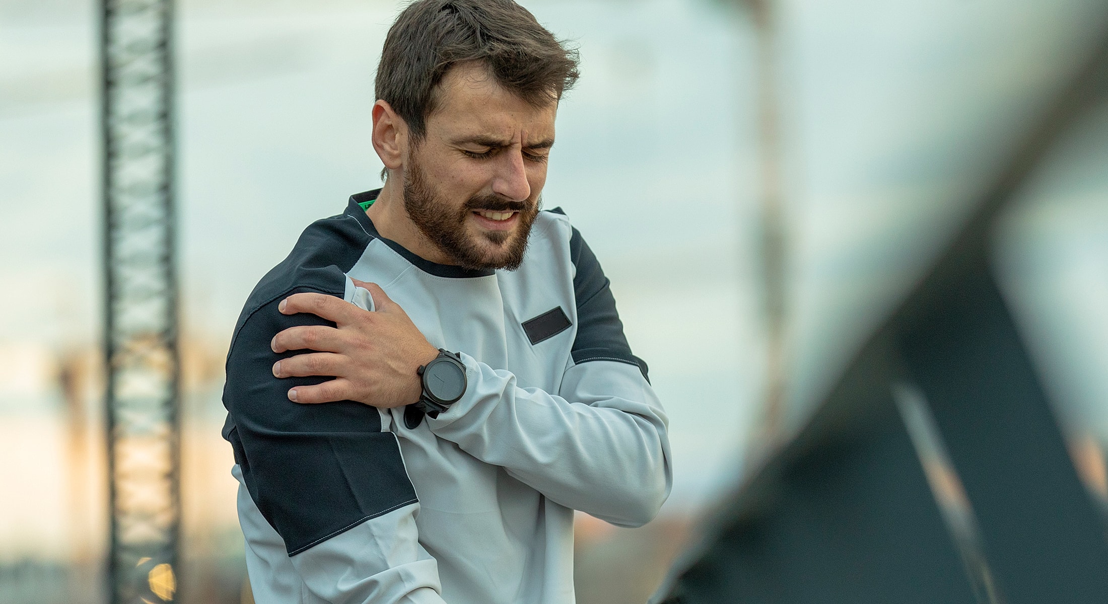 Man needing Lancaster Shoulder Pain Treatment.